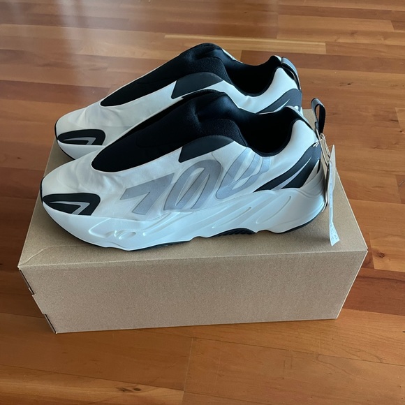 SOLD Yeezy Boost 700 MNVN ‘Analog’ - Picture 6 of 14
